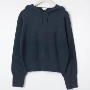 Stickad hoodie  - Knappt använd, inga defekter. Nypris 259 sitter bra på mig som har S 