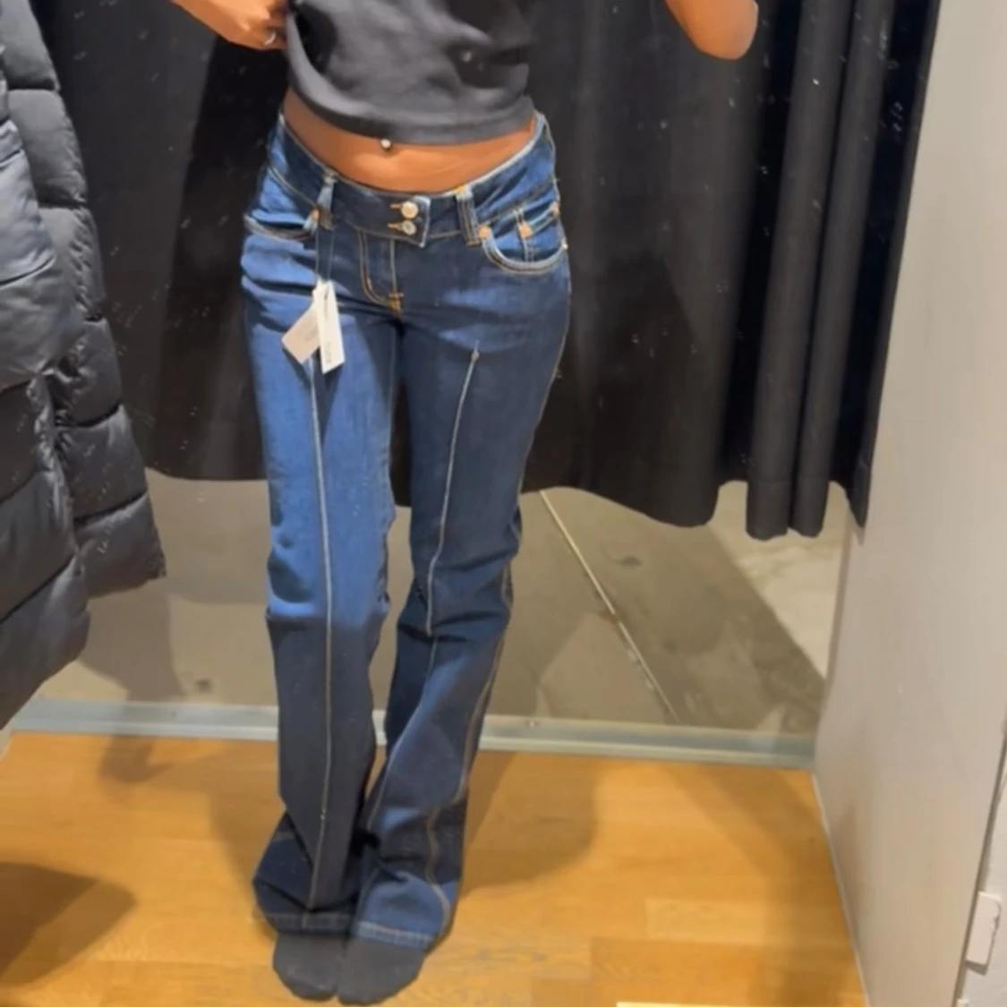 Mörkblå bootcut jeans med låg midja