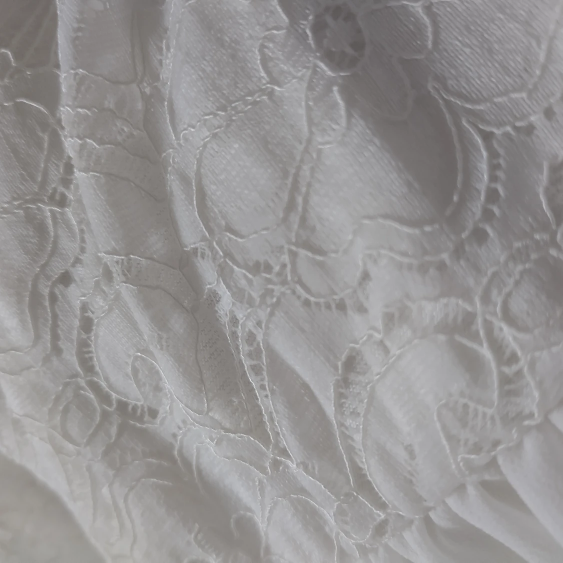 Vit långklänning med spetsdetaljer - 2