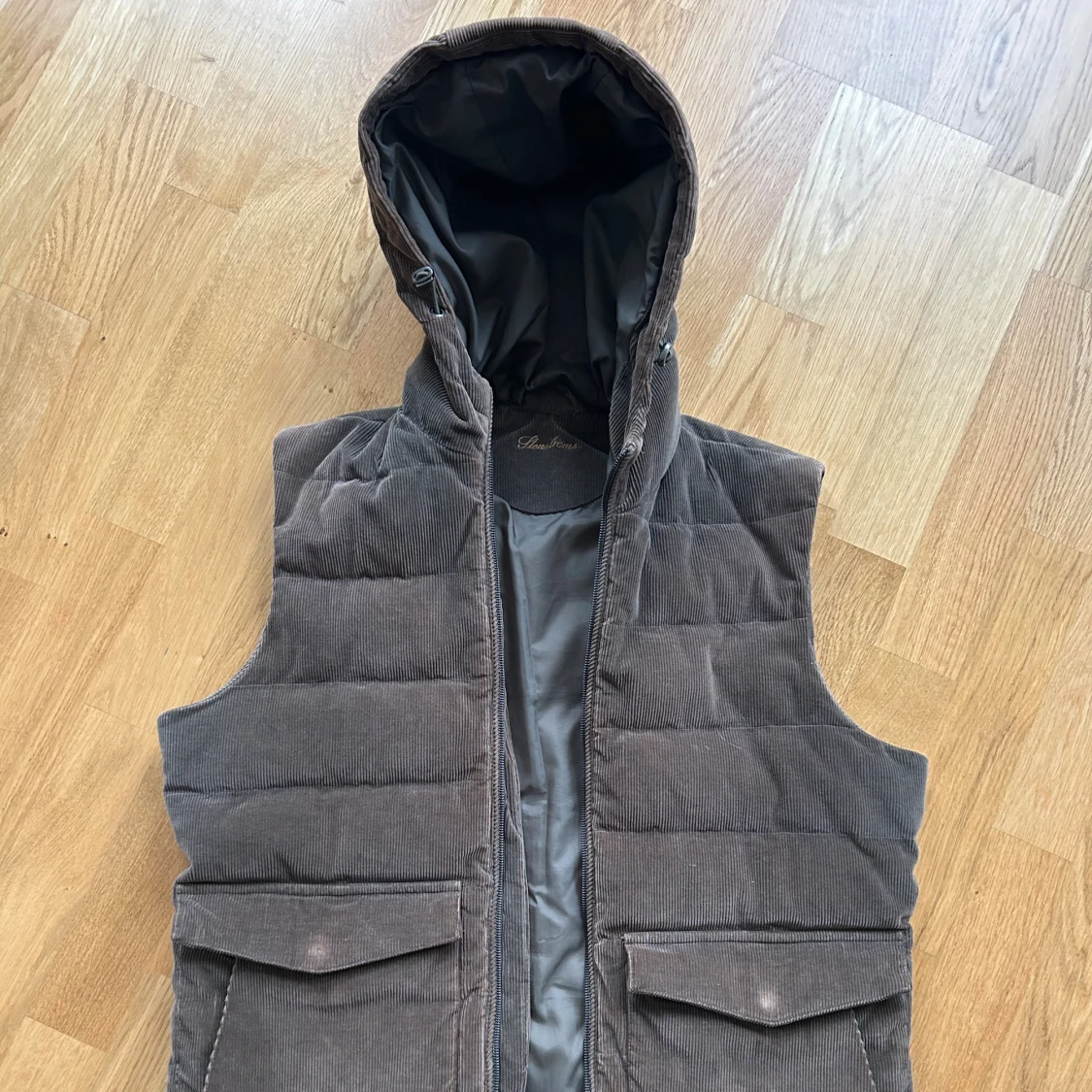 Grå quiltad dunväst från Stenströms