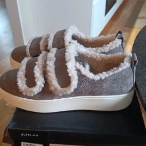 Skor - Populära skor från Duffy i grå mocka med fluffiga detaljer. Oanvända endast prövade