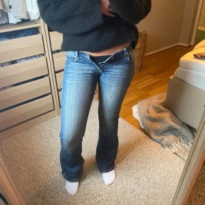Lågmidjade bootcut jeans - Lågmidjade bootcut jeans som tyvärr är för små💗