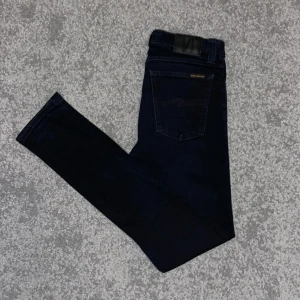Nudie Jeans - Nudie Jeans i modellen High Kai. Jeansen är i mycket bra skick, som nya! Modellen på jeansen är i slim fit. Dom sitter thait så ni vet 