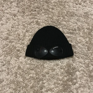 Svart mössa från C.P. Company - Riktigt bra mössa tex till vintern 