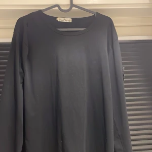 Svart långärmad tröja Stone Island - Svart långärmad tröja från Stone Island, pris kan diskuteras, vill helst bli av med den😀
