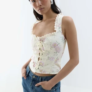 Blommig korsetttopp  - Säljer min superfina helt oanvända korsetttopp från gina tricot i storlek 36. Den har även prislapp kvar. Nypris = 399kr 💞