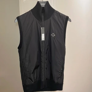 J Lindeberg Becker väst HELT NY VÄNDBAR - Säljer denna väldigt eftertraktade och sällsynta j Lindberg Becker stickade västen som är vändbar, slutproducerad och HELT NY!🙌Storlek S passar dig mellan 174-190!⭐️Nypriser ligger på 3000kr och den produceras ej längre!👍Hör gärna av er om ni har funderingar!🤝