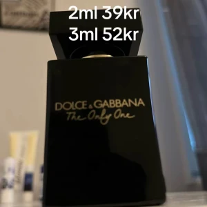 Dolce & Gabbana The Only One - Upptäck Dolce & Gabbana The Only One – en ikonisk parfym i smidig storlek, perfekt för dig som vill testa något nytt. Finns i 2ml och 3ml, så du kan enkelt ta med den överallt.