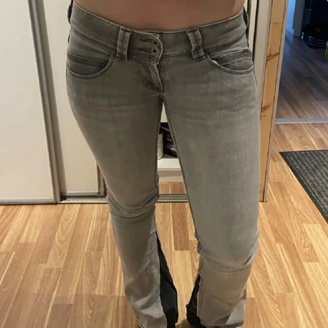 Grå bootcut jeans med låg midja