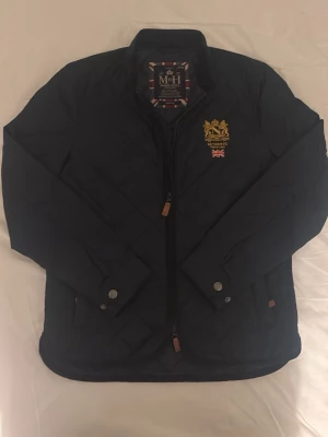 Mörkblå quiltad morris jacka i storlek Medium - Väldigt fräsch jacka nu inför våren! Jackan är använd 2ggr och har inga tecken på användning. Storlek m och passform ganska normal!