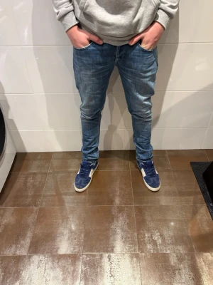 Dondup george - Dondup jeans | Riktigt feta och populära jeans | Skick= 9,5/10 | nypris= 4000 kr | vårt pris= 699kr | Hör av dig vid minsta fundering!