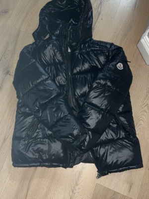Moncler maya jacka - Moncler maya jacka i storlek L den kan passa M också. Obs:NFC funkar inte!