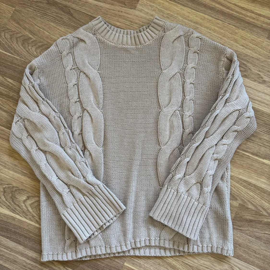 Beige stickad tröja från Lager 157