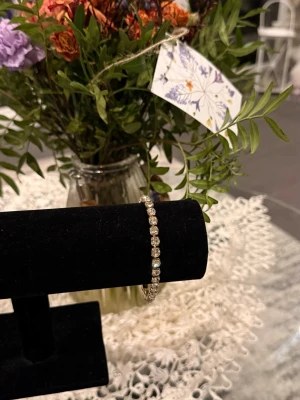 Glittrigt tennisarmband med stenar - Helt ny aldrig använd. Rostfritt ståo. Justerbar.