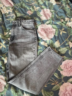 Gråa Nudie gritty Jackson w28 L30 - Säljer ett par gråa nudie jeans i modellen gritty Jackson, det är i mycket bra skick W28 L30 hör av er vid frågor. Ordinarie pris 1600kr mitt pris 500kr