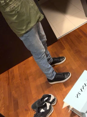 Replay ljusblå jeans med rak passform - Snygga ljusblå jeans från Replay med klassisk femficksdesign och diskret Replay-logga på bakfickan. Jeansen har rak passform och är tillverkade i mjukt denimtyg som ger en avslappnad look. Priset kan diskuteras✅