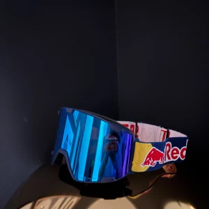  RedBull skidglasögon  - Säljer ett par skidglasögon från Redbull, använda under två veckor. Extremt bra skick, inga repor eller defekter.