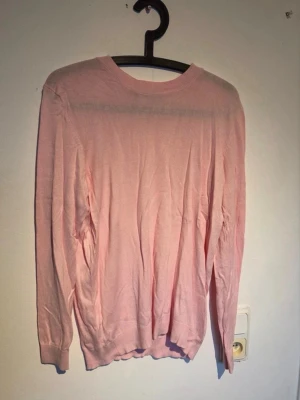 Rosa tunn stickad tröja  - Använd fåtal gånger