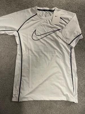 Nike Pro Tränings Tröja - Helt ny & Oanvänd ✔️, Tagg finns kvar 🏷️, Storlek: XL men passar bra som L/M för en slim fit ✔️, skickas inom 1 dag 🚀, kontakta gärna för mer info 😊