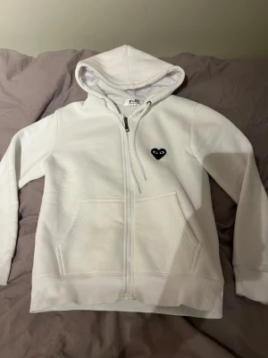 Vit hoodie cdg - Vit cdg hoodie med svart tryck i storlek S