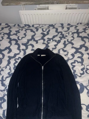 Zip tröja - Mörkblå ziptröja ifrån selected home i storlek medium (aldrig använd)
