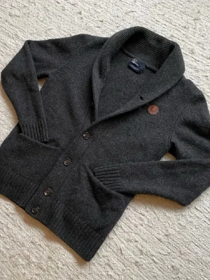 Stickad Fred Perry tröja (Nypris 2200kr) - Riktigt fet Fred Perry tröja som är 100% lam ull. Väldig varm och perfekt för det kalla vädret. 