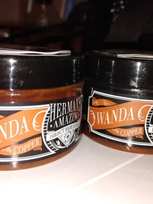 Herman's Amazing Wanda Copper hårfärg - Säljer Herman's Amazing Wanda Copper direktverkande hårfärg. Färgen är kopparfärgad och kommer i en rund plastburk med svart lock. Perfekt för dig som vill ha en intensiv kopparnyans i håret. Ena är oöppnad, andra öppnad men 90% kvar i burken