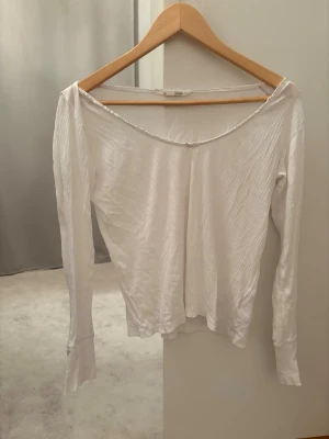 Vit oddmolly blus - Jättesöt vit blus från oddmolly i storlek xs, den har ett litet hål men inget som är synligt❤️