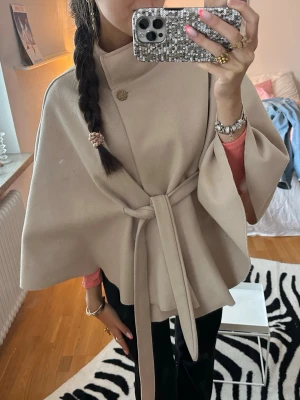 Beige kappa - Beige cape från Missay