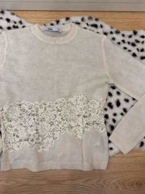 Zara lace tröja SÖKER!! - Hej jag söker denna Zara lace tröjan så om du har den kan jag få köpa??❤️❤️