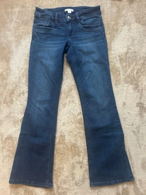 Blå bootcut jeans från Gina Tricot - Säljer ett par snygga blå bootcut jeans från Gina Tricot då jag aldrig använt de. Passar mig som är 165cm lång. 
