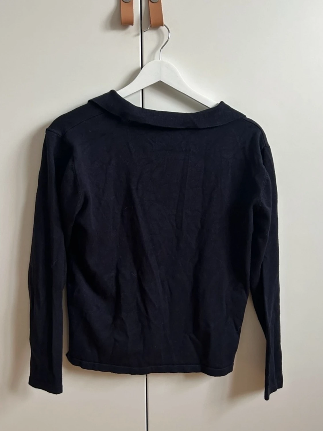 Marinblå långärmad tröja med krage - 1