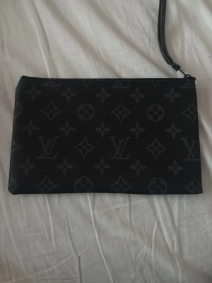 Svart  kuvertväska - Snygg kuvertväska , perfekt för mobilen, pengar och kort , lite små grejer som man bär omkring med , helt ny 🥰