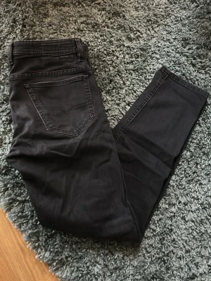 Svarta slim jeans från Diesel - Snygga svarta jeans från Diesel i straight fit-modell. Klassisk femficksdesign med diskreta sömmar och en liten logotyp på bakfickan. Perfekta till alla typer av outfits och gjorda i mjuk bomullsblandning för skön passform.