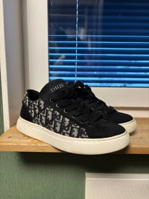 Feta skor  - Riktigt feta skor i super bra skick, riktigt sällsynta och fräscha! Storlek 41 och jag säljer dessa för endast 899kr 