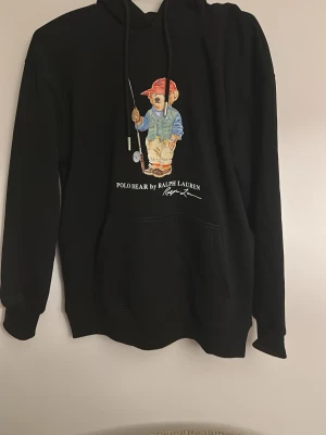 🐻polo bear hoodie Storlek S - Polo bear hoodie i storlek S, otroligt fin bara andvänd fåtal gånger. För liten för mig!