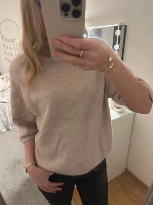 Stickad tröja - Stickad trekvarts ärmad tröja från & Other stories. Köpte denna för längesen men har ej användt den 💕💕Så himla mysig!!