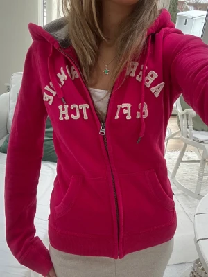 Abercrombie & fitch zip - En zip från Abercrombie & fitch i storlek S. Kan upplevas mindre i storlek, likt en XS. Jag fraktar inom 24h, frakt med PostNord prioriteras. Se liknande plagg i min profil! M3