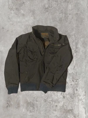 Woolrich Jacka - Säljer denna tvär feta woolrichjackan! | Storlek S | Mycket bra skick | Längd ≈ 62cm | Bredd ≈ 52cm | Passar 170cm - 180cm | Hör av dig vid fler frågor!