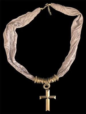 Stort kors halsband❤️ - Super coolt kors halsband med tyg band❤️jag vet tyvärr inte villket märke den är❤️