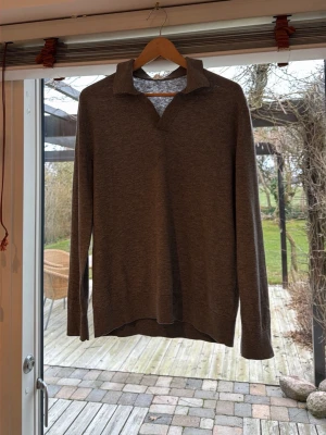 Stickad tröja Arket  - Säljer en stickad tröja från Arket. Tröjan är grå och knappt använd och är därför i mycket bra skick. Hör av er vid eventuella frågor.