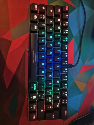 DELTACO Gaming RGB-tangentbord - Säljer ett kompakt RGB-tangentbord från DELTACO GAMING med nordisk layout. Tangentbordet har svart plastchassi och färgglad bakgrundsbelysning som kan justeras. Ansluts via USB-kabel och har tydliga, mekaniska tangenter. Perfekt för gaming eller skrivbordet.