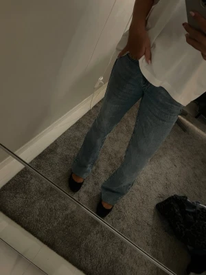 Ljus blå bootcut jeans  - Snygga blå bootcut jeans från diesel 