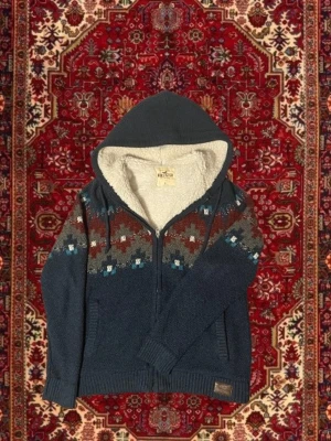 Fodrad Hollister hoodie! - Säljer denna sjukt feta fodrade hollister zip hoodien! | Storlek S/M | Mycket bra skick | Längd ≈ 65cm | Bredd ≈ 50cm | Passar 170cm - 185cm | Hör av dig vid fler frågor!