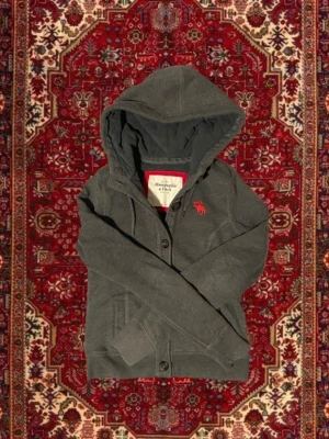 Abercombie & Fitch cardigan! - Säljer denna Abercrombie & Fitch cardiganen! | Storlek XS/XXS | Mycket bra skick | Längd ≈ 56cm | Bredd ≈ 43cm | Passar 145cm - 155cm | Hör av dig vid fler frågor!