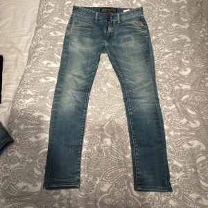 Replay masig ljusblå jeans 28/32 - Säljer ett par klassiska replay masig jeans i ljusblå tvätt. Stilrena för en varm sommardag. 