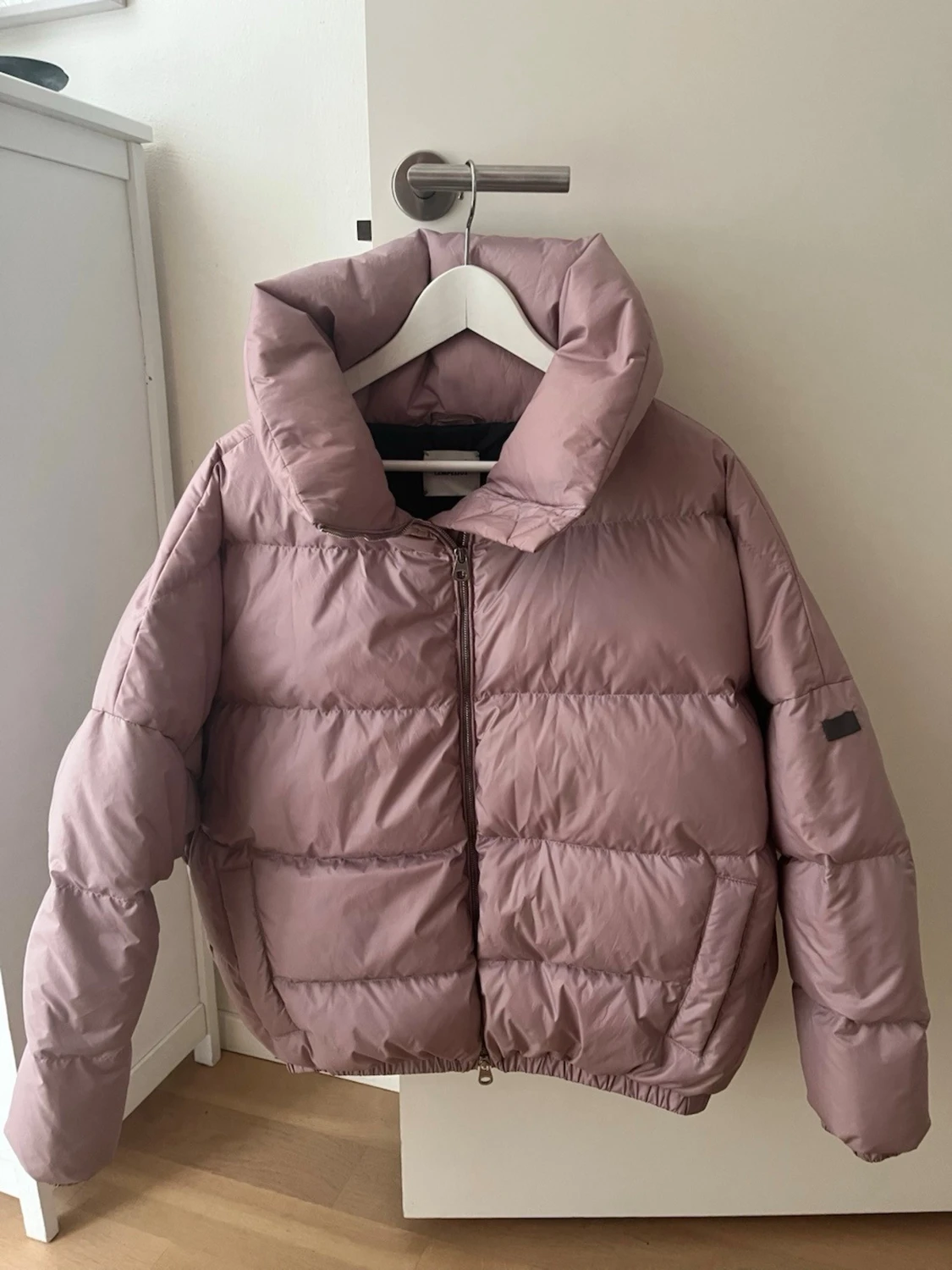 Ljuslila/ rosa pufferjacka med stor krage