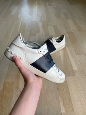 Valentino Open sneakers vit/blå - Valentino opens i blått och vitt. Storlek 44, det finns även dustbags. Skorna har ett nypris på över 7000 men jag säljer dem endast för 1599! Hör gärna av er ifall ni vill ha fler bilder eller en fråga mvh// Partille closet 