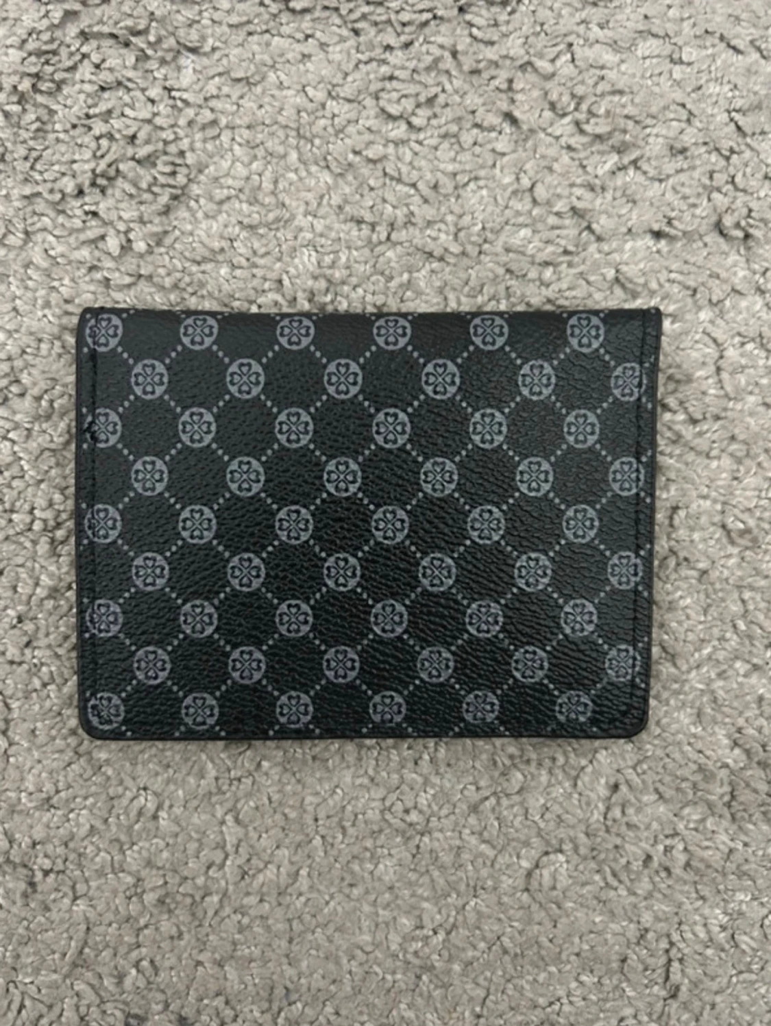 Svart mönstrad plånbok