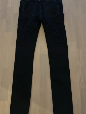 Mörkblåa  straight jeans från Acne studios - Snygga mörkblåa jeans från Acne med klassisk femficksdesign och raka ben. Jeansen har normal passform och är tillverkade i ett mjukt jeansmaterial som sitter skönt hela dagen. Perfekta till en avslappnad stil och funkar året runt.